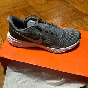 Nike Revolution 5 in size 10 men’s brand new . Grey/White color !!